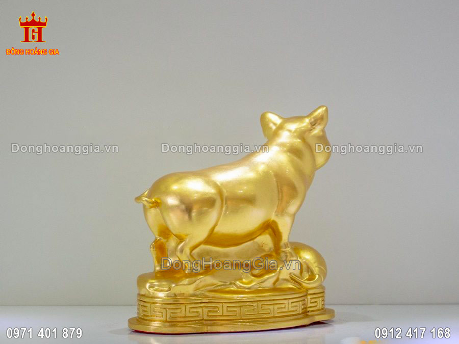 Tượng heo bằng đồng được đúc hoàn toàn thủ công truyền thống